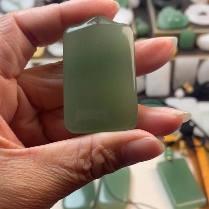 爱***谁东陵石未镶嵌颈饰无事牌