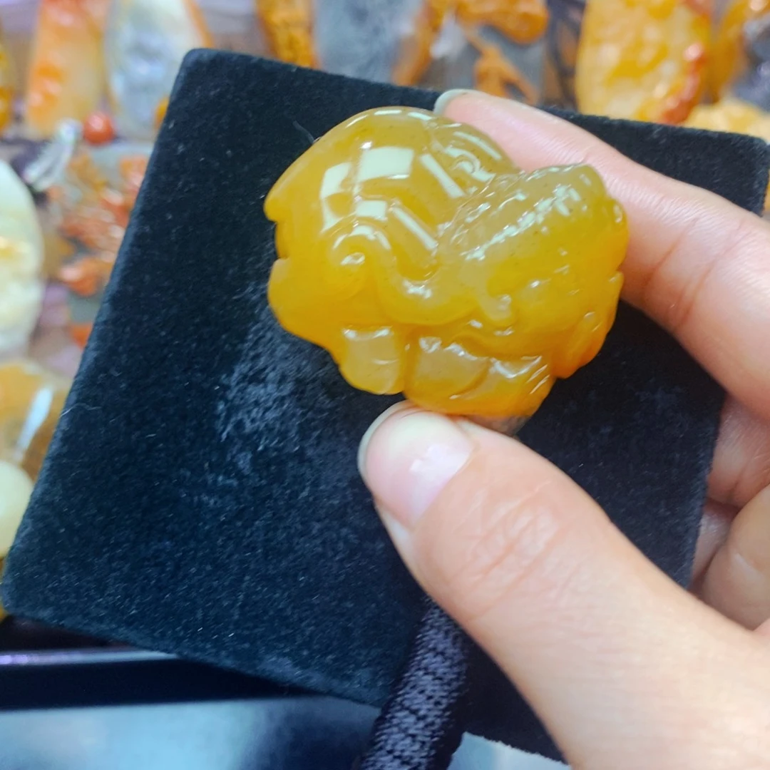 未镶嵌石英质玉（黄龙玉）颈饰