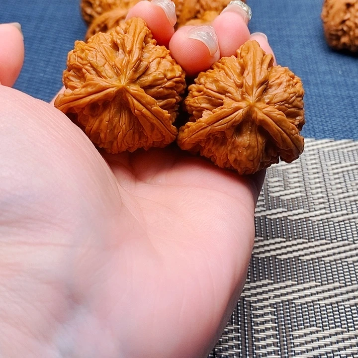 耿***耿文玩核桃吊坠三棱