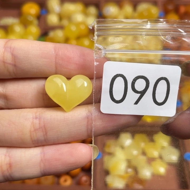 琥珀未镶嵌裸石满蜡无优化小屁桃一个