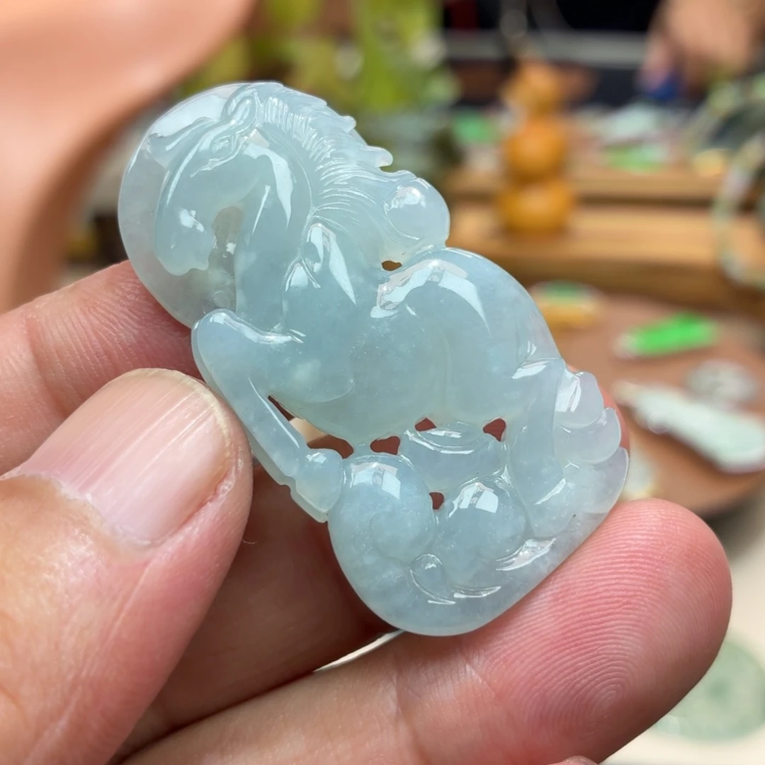 翡翠未镶嵌颈饰马牌