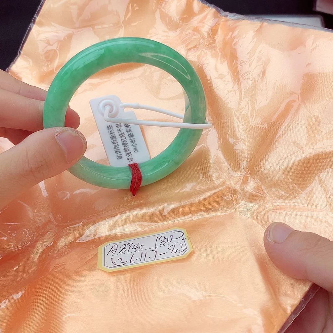 翡翠手镯未镶嵌翡翠