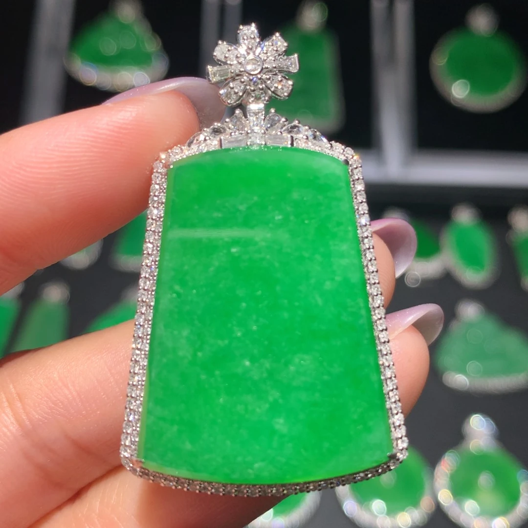 翡翠颈饰18K金镶嵌翡翠