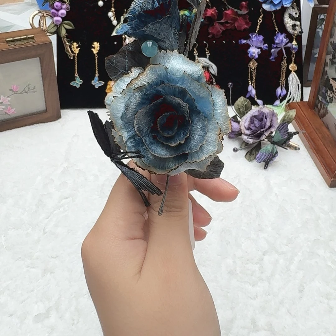 织绣蓝色玫瑰真丝边夹