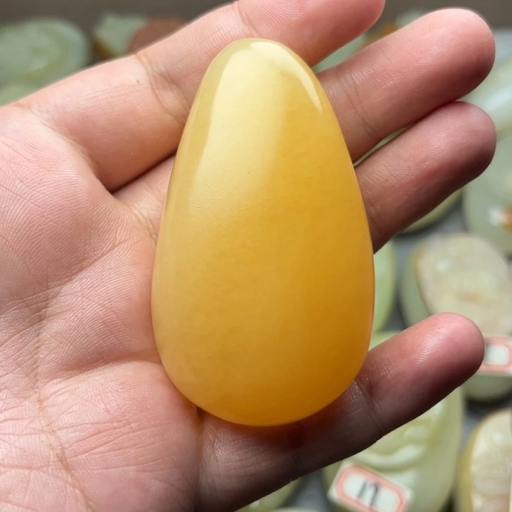 纯黄色方解石原石手把件