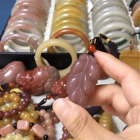 石英质玉未镶嵌颈饰