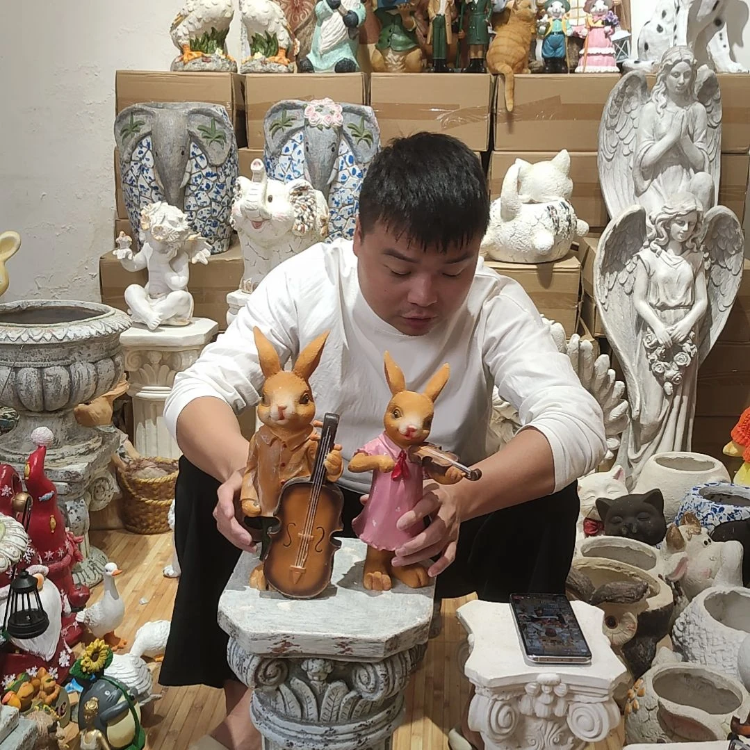 合成树脂提琴兔子一对摆件