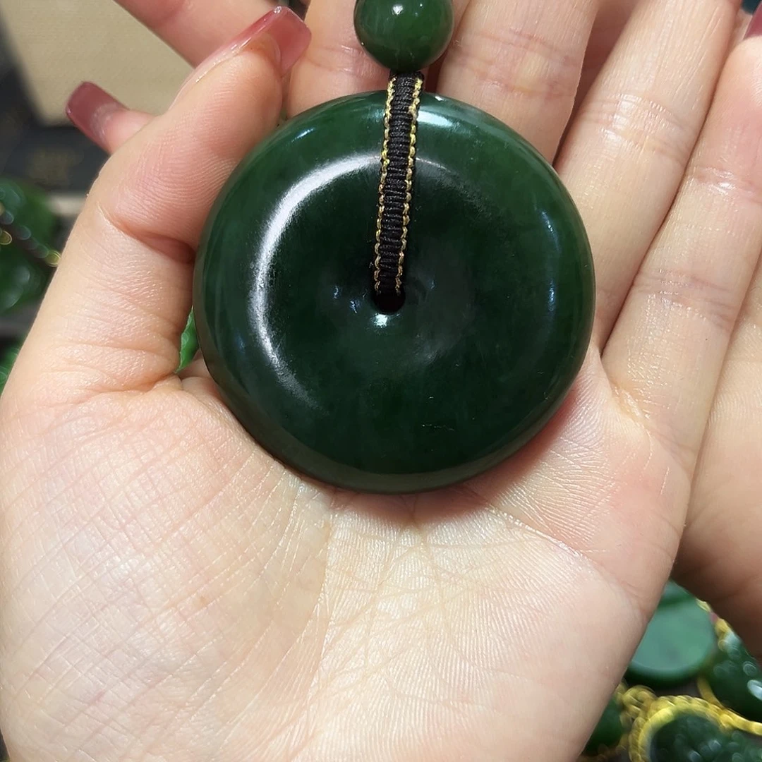 颈饰未镶嵌和田玉吊坠