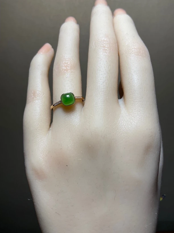 精美和田玉苹果绿戒指18k镶嵌