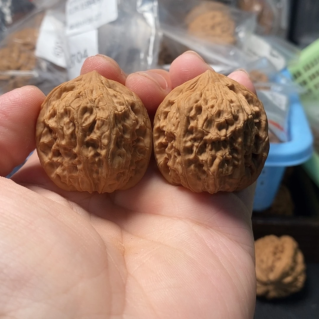 1文玩核桃密纹王爷帽36-380