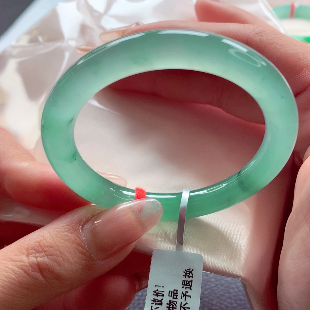 翡翠未镶嵌手镯（圆镯）师妹50宝藏毕业高冰绿极光