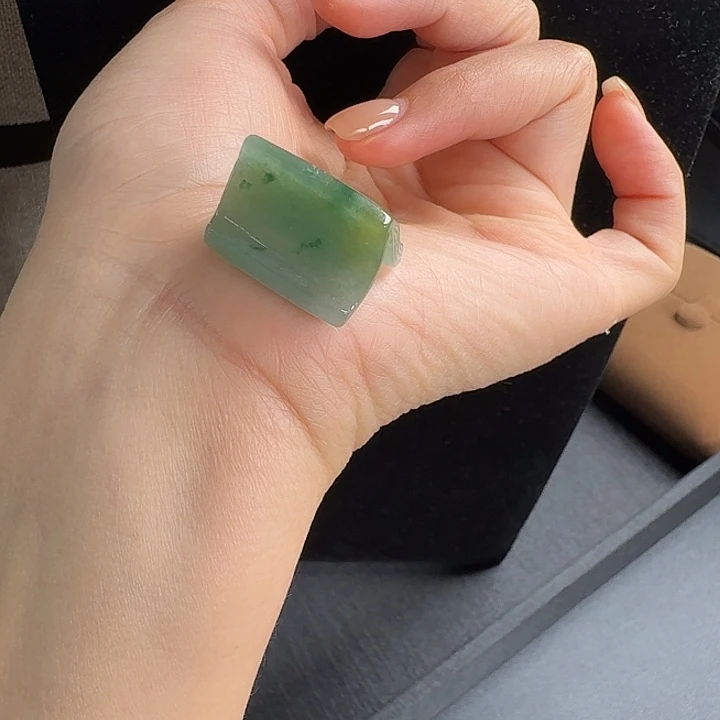 翡翠18K金镶嵌项圈翡翠吊坠