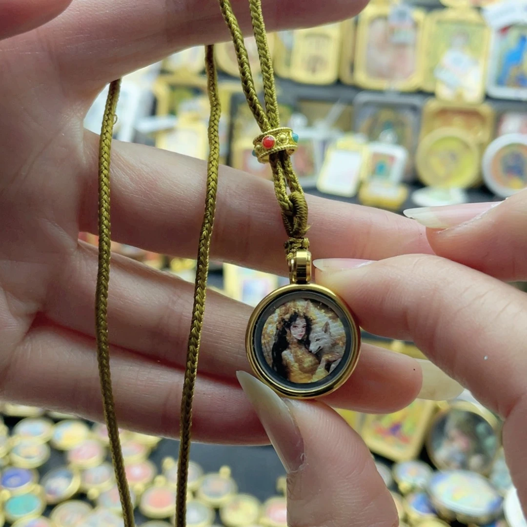 铜铁合金类唐卡等多种形式进行的艺术