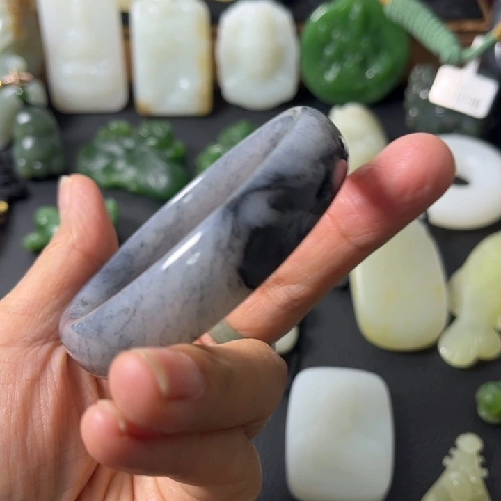 和田玉未镶嵌手镯