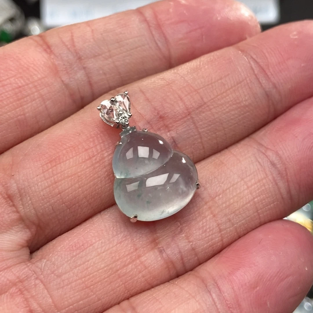 颈饰18K金镶嵌翡翠葫芦