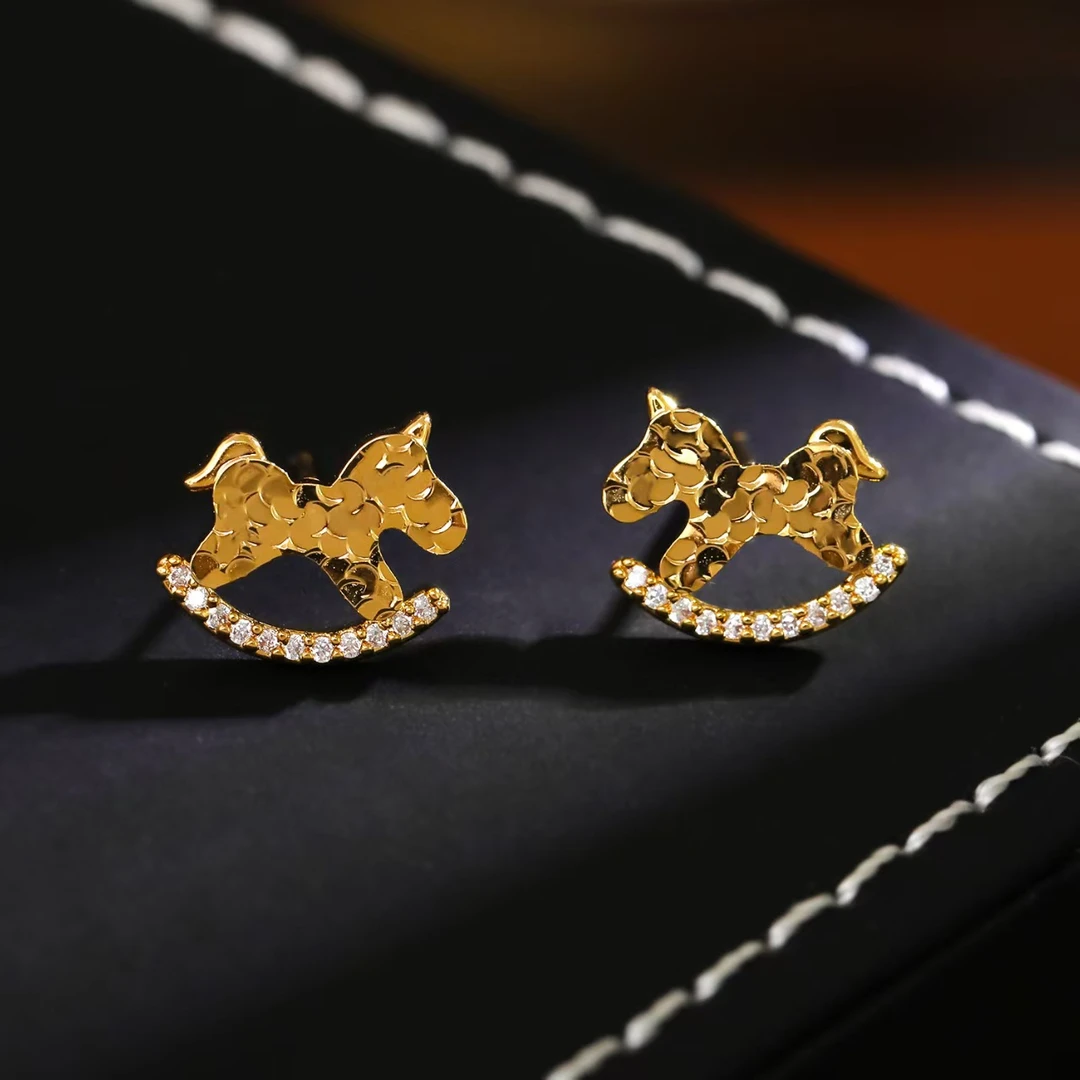 铜合金锆石耳饰 马上有钱碎冰冰金色木马耳钉爆款轻奢气质耳饰