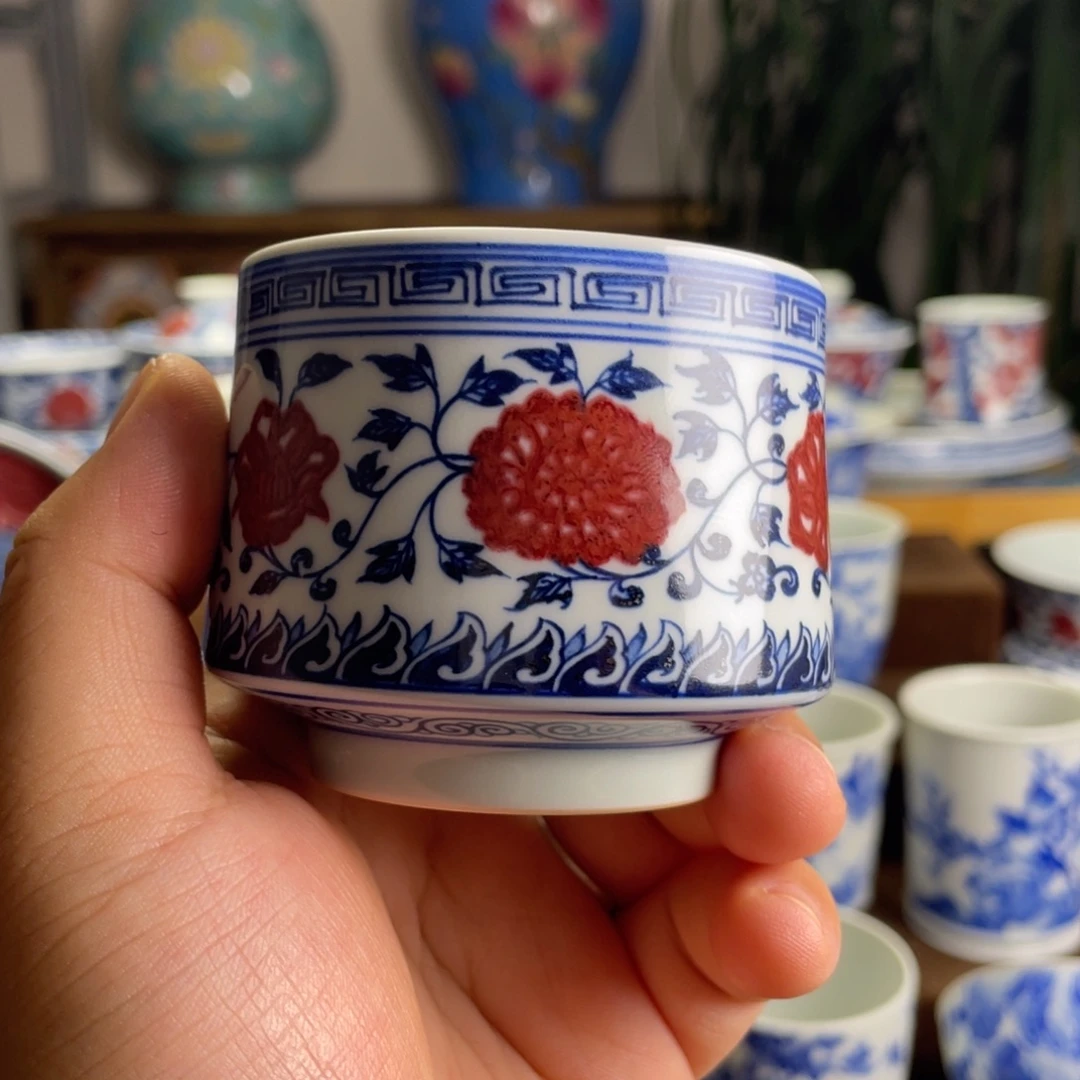 釉里红缠枝莲马蹄杯子