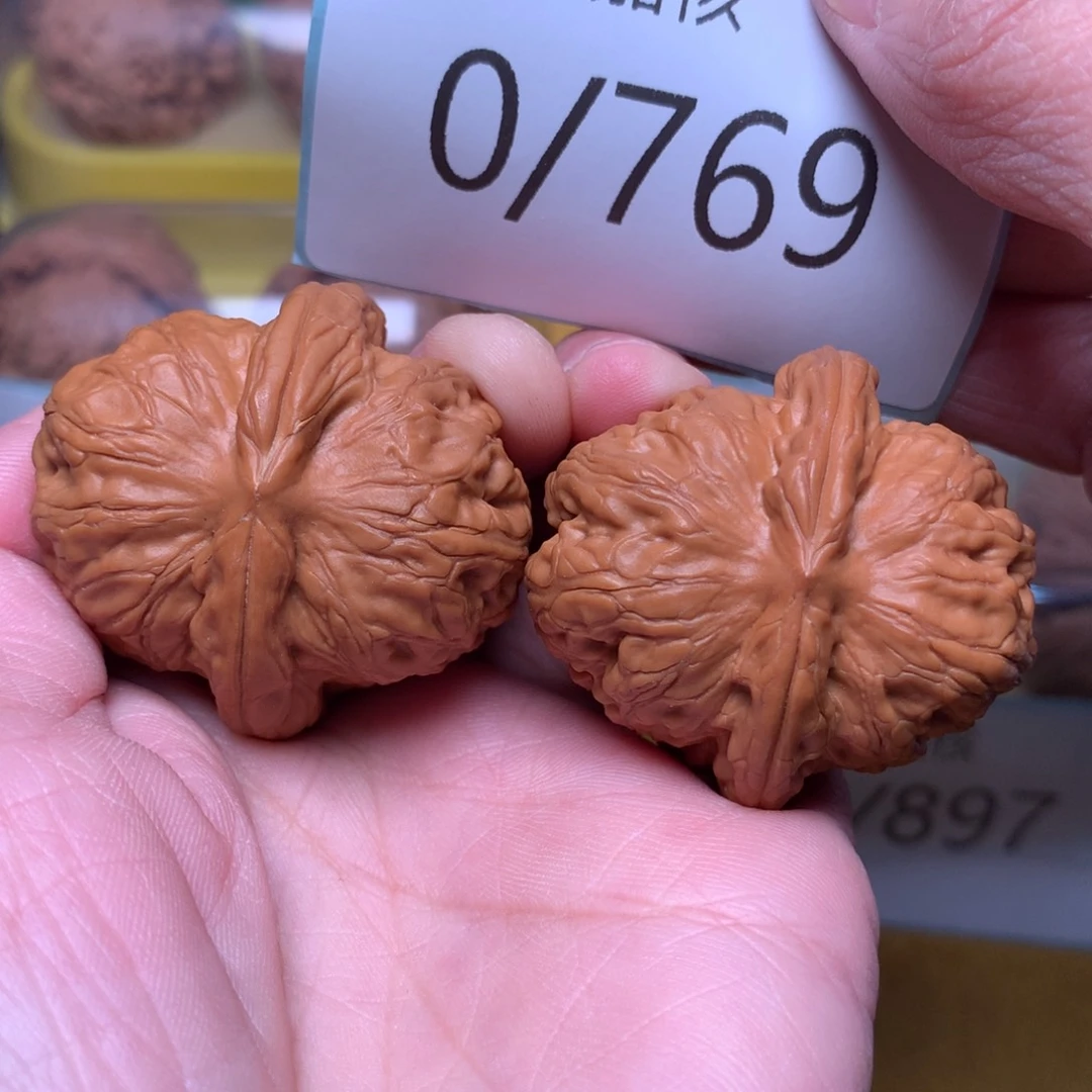 文玩核桃把件红皮肉球元宝40