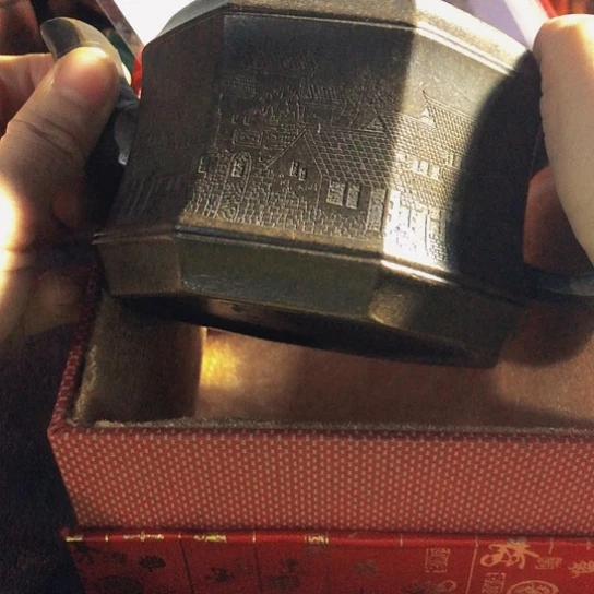 紫砂茶壶原矿泥料手工制作的紫砂壶。