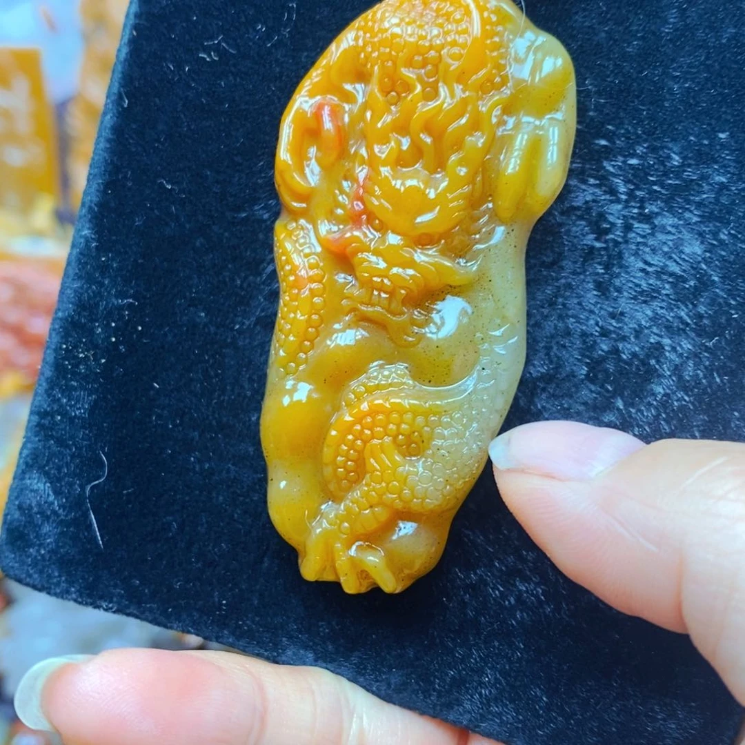 未镶嵌石英质玉（黄龙玉）颈饰