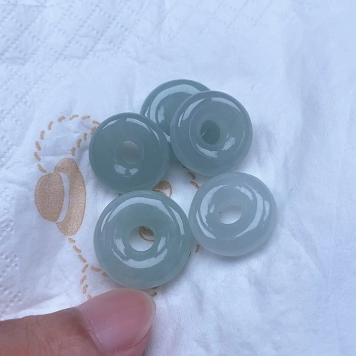 翡翠未镶嵌颈饰多样性发其一