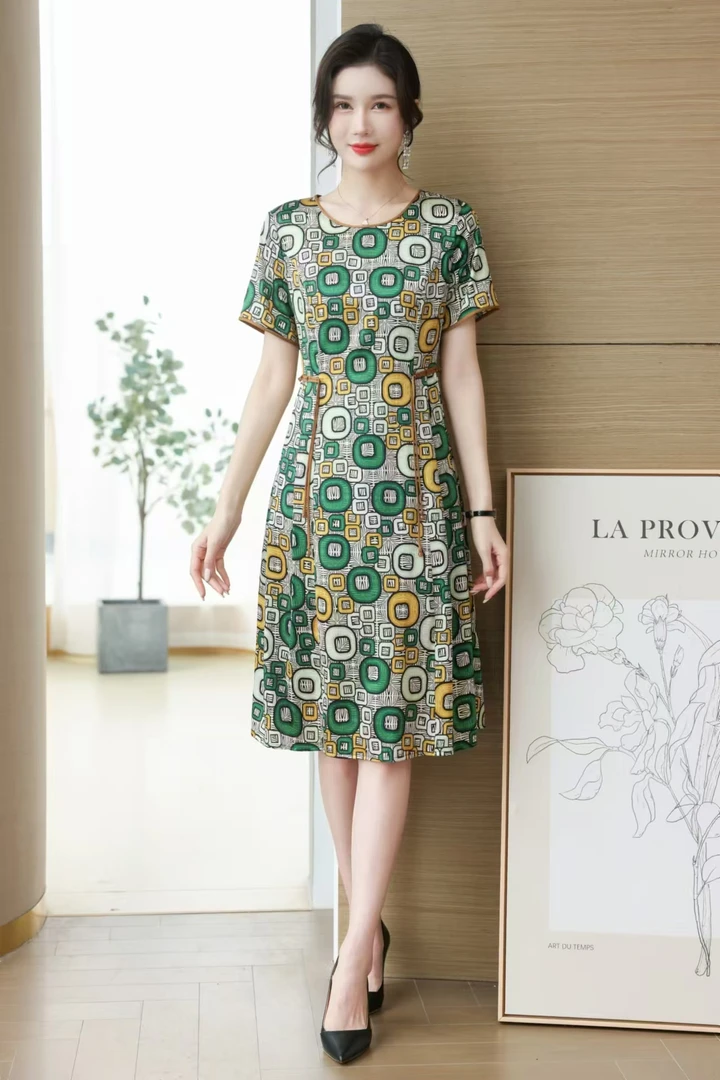 【久久】墨绿圈圈 2025娇小显白百搭钉珠气质遮肉洋气显瘦连衣裙