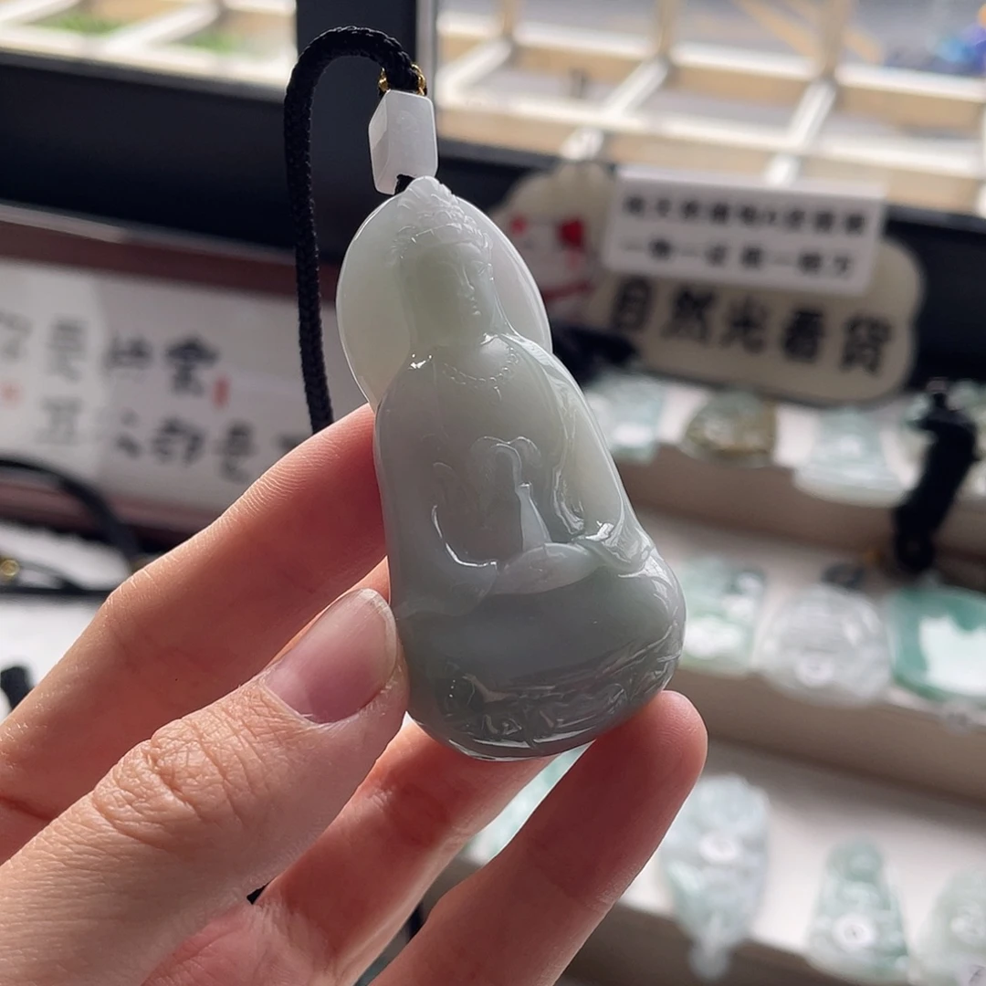 爱***限翡翠未镶嵌颈饰素衣