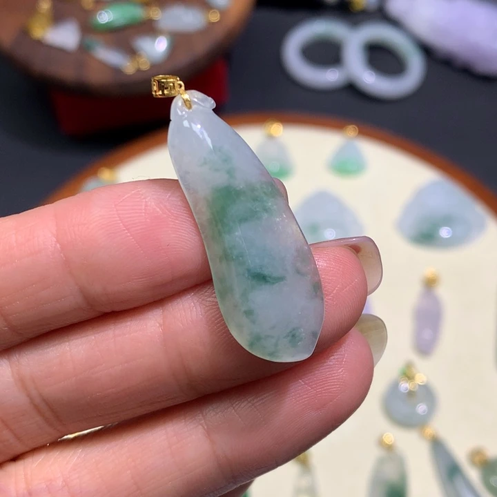 翡翠18K金镶嵌颈饰