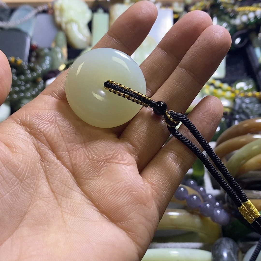 未镶嵌岫玉颈饰一个