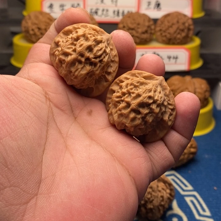 文玩核桃吊坠瓷娃娃