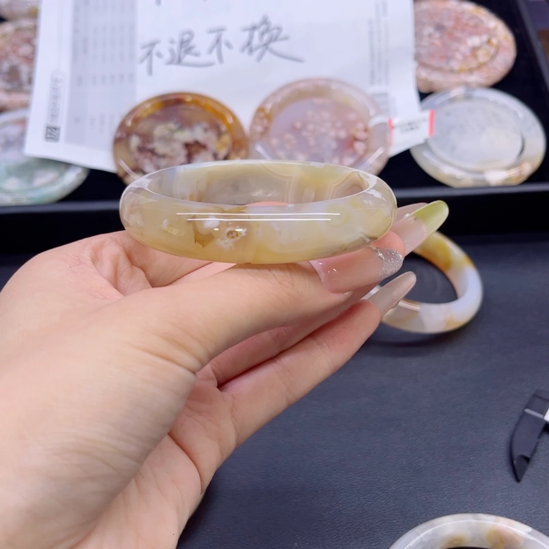 玛瑙/玉髓手镯未镶嵌61