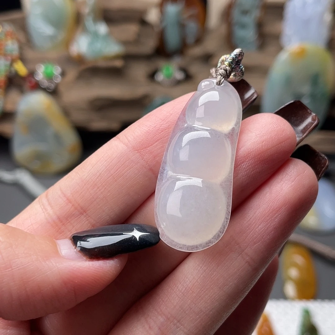 翡翠未镶嵌颈饰福豆