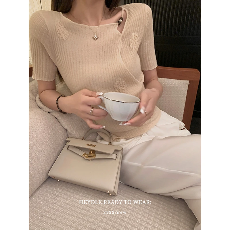 黑豆哼哼 锦瑟华年*竹节麻提花竖坑条针织短袖女夏季斜襟串珠t恤