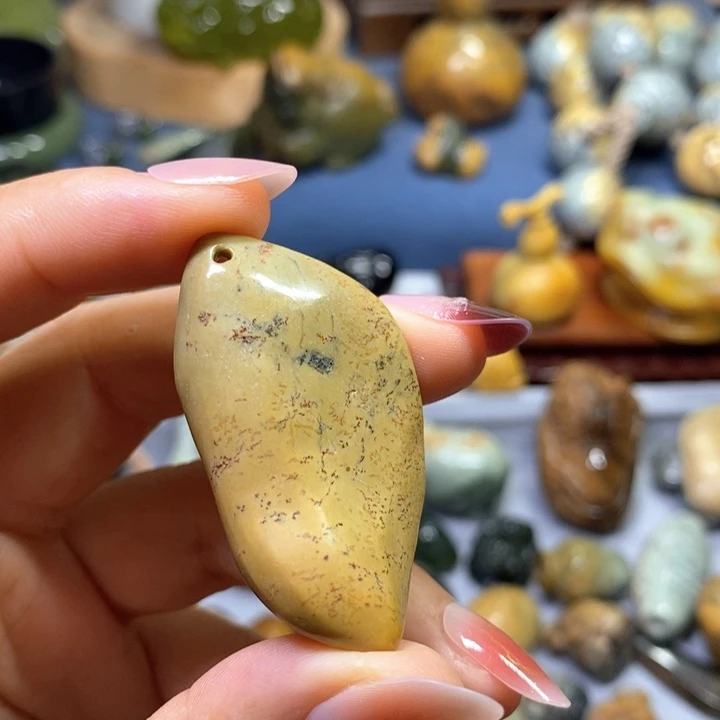未镶嵌岫岩河磨玉（透闪石质玉）挂件