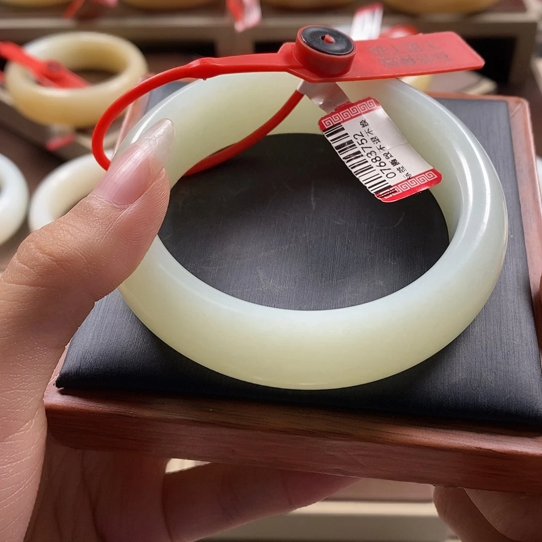 未镶嵌手镯和田玉瑞**木