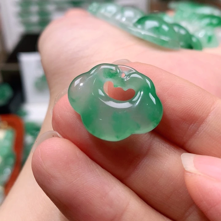 石英质玉未镶嵌颈饰