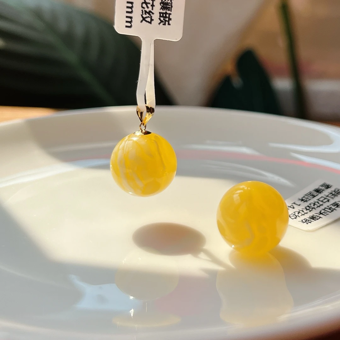 【郭老师】约14mm18K金扣头镶嵌俄料白花妖花纹蜜蜡吊坠多样性发一