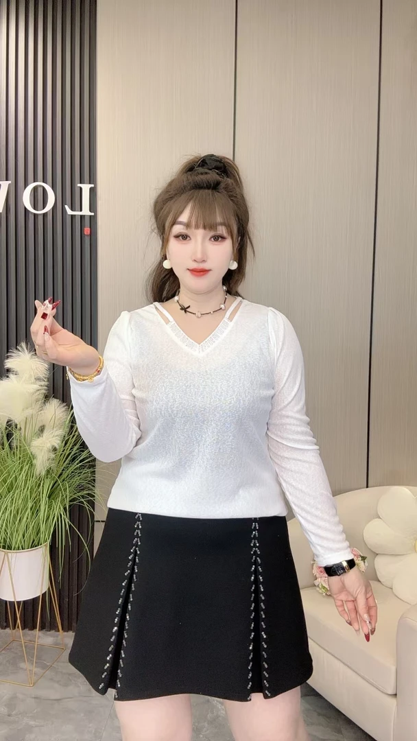 大码女装V领镂空重工长袖打底衫内搭百搭显瘦遮肉