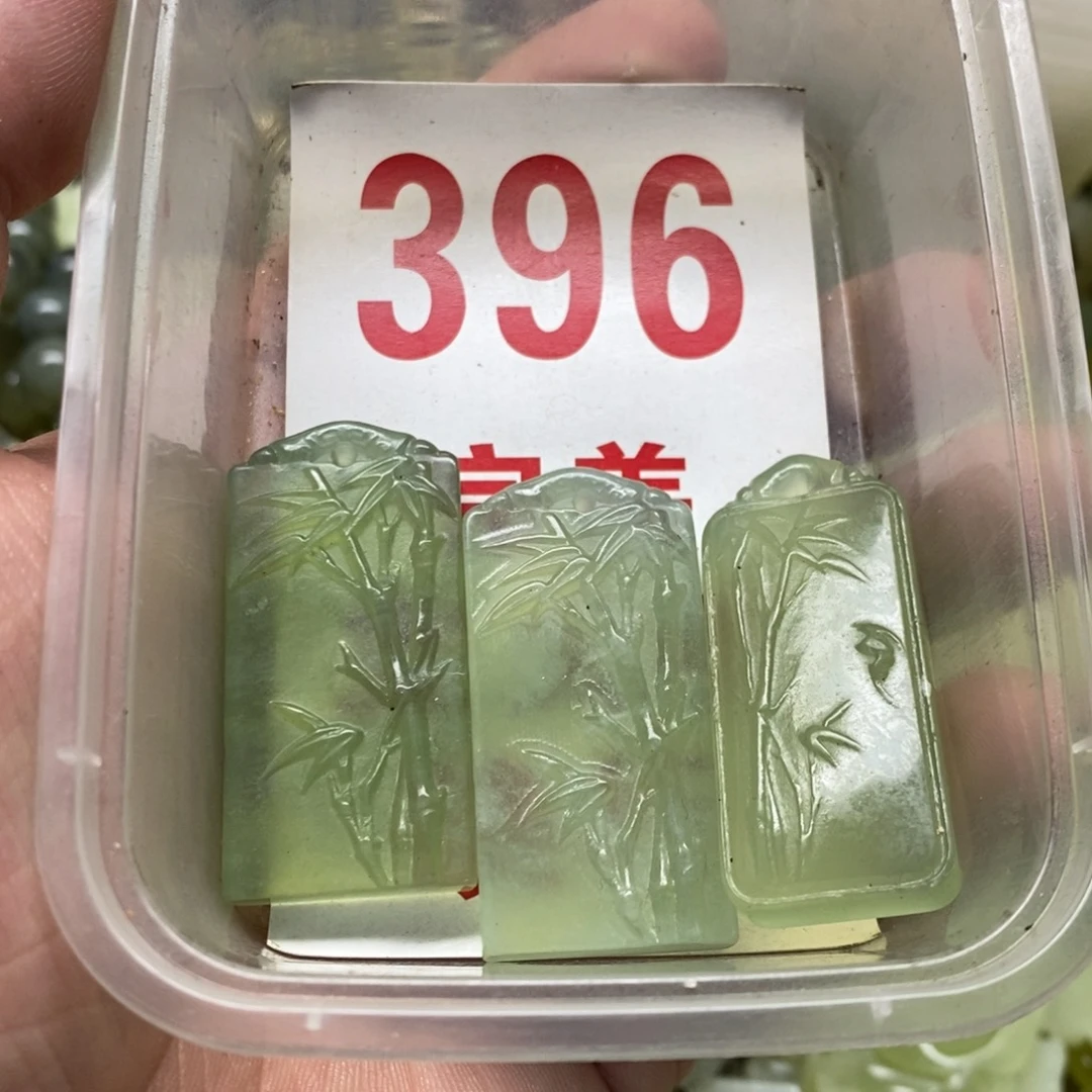蛇纹石玉挂坠未镶嵌
