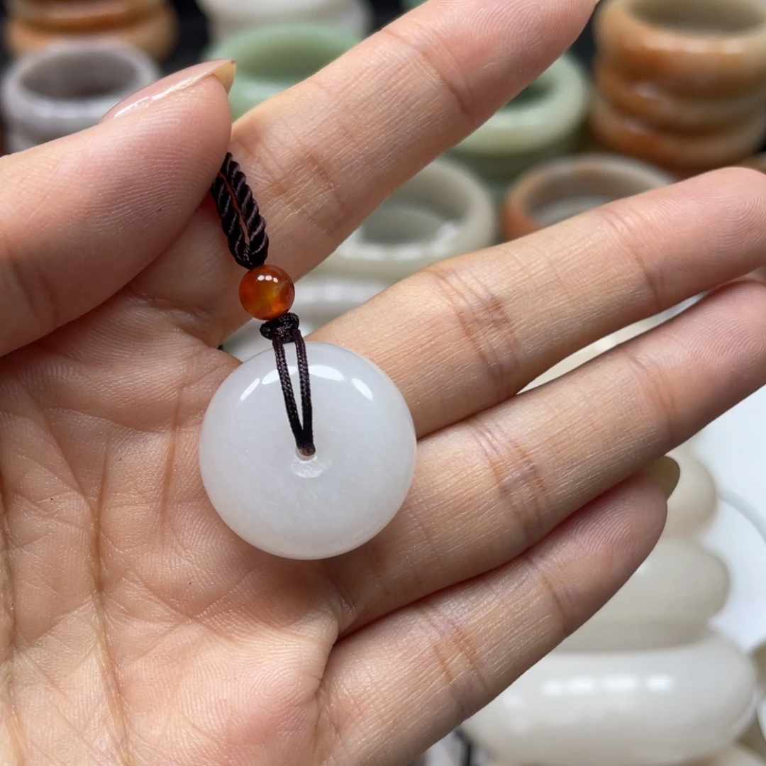 彤***宝石英质玉未镶嵌手镯