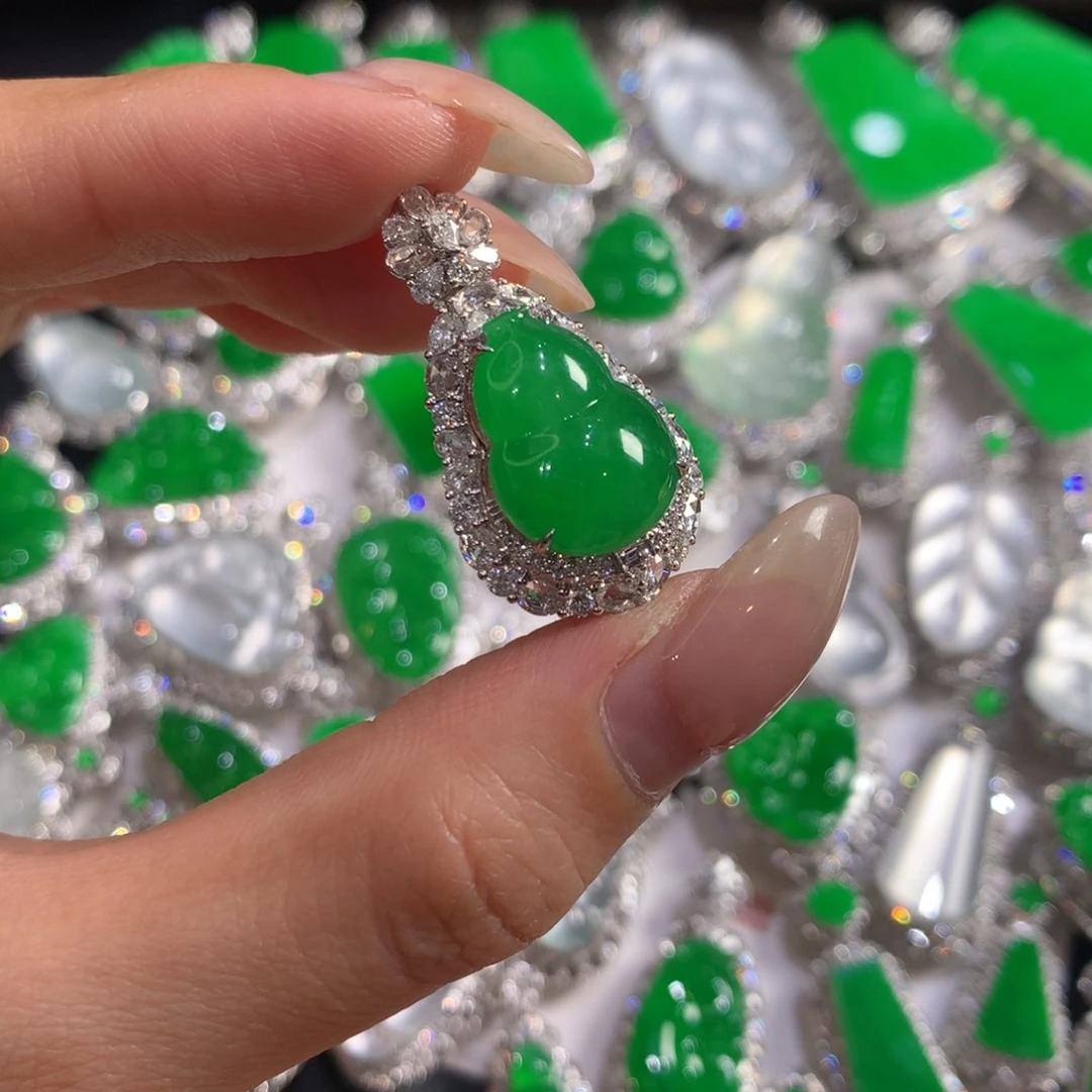 翡翠18K金镶嵌颈饰葫芦