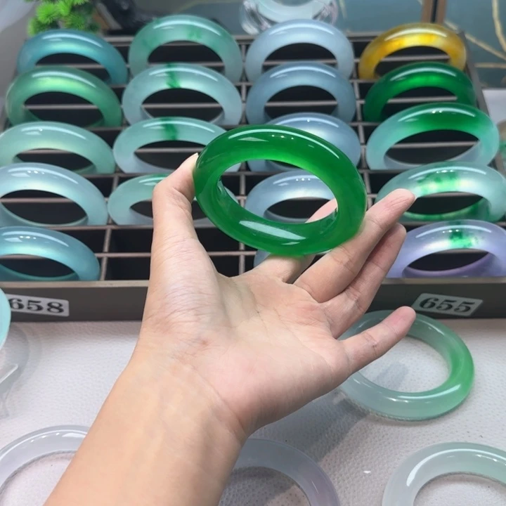 玉B****a时尚冰飘花手镯008