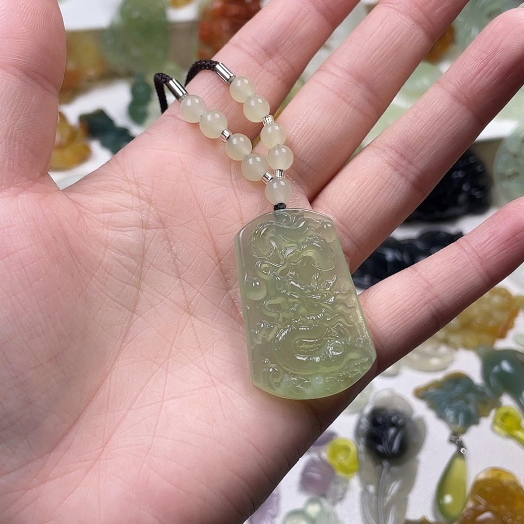 蛇纹石玉未镶嵌颈饰