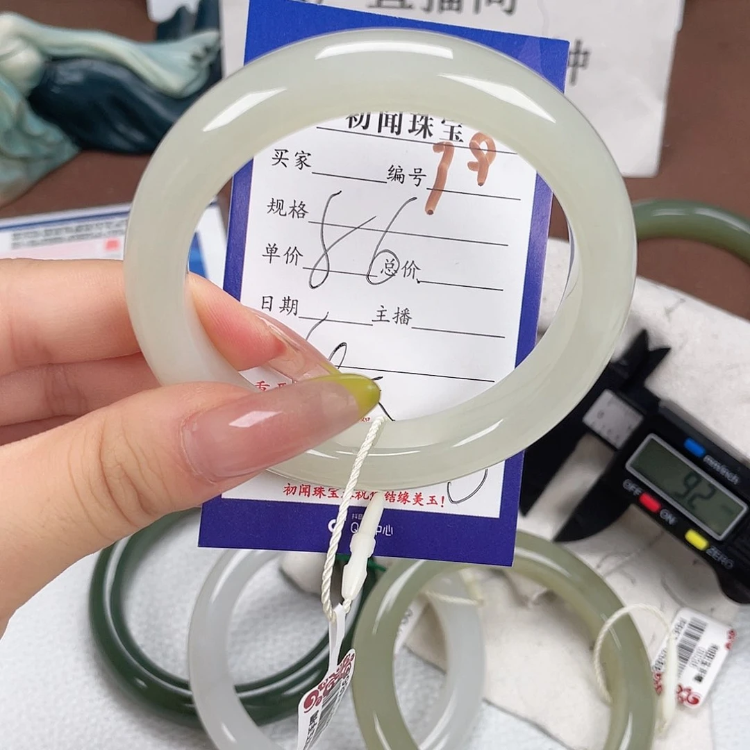 和田玉手镯未镶嵌