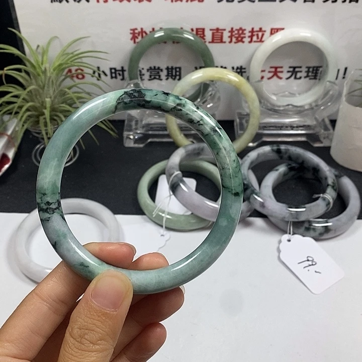 未镶嵌手镯翡翠60号。 62圈