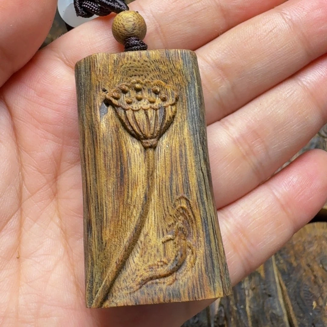 沉香碎屑沉香蓝***！白棋虫漏雕刻牌老料