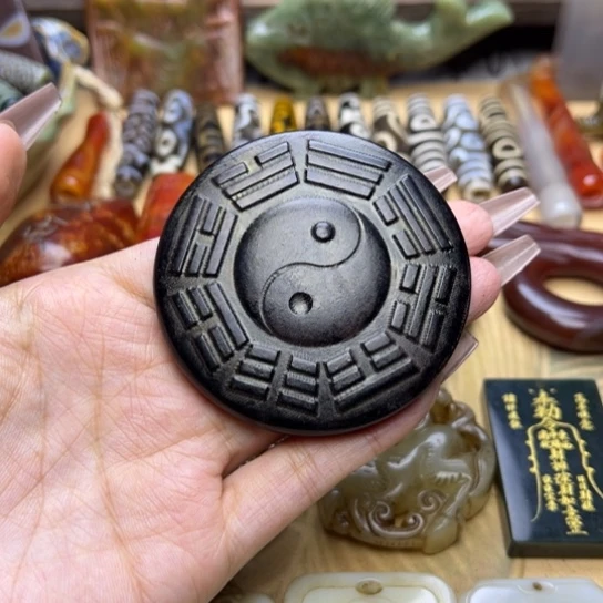 天***遥蛇纹石玉未镶嵌颈饰