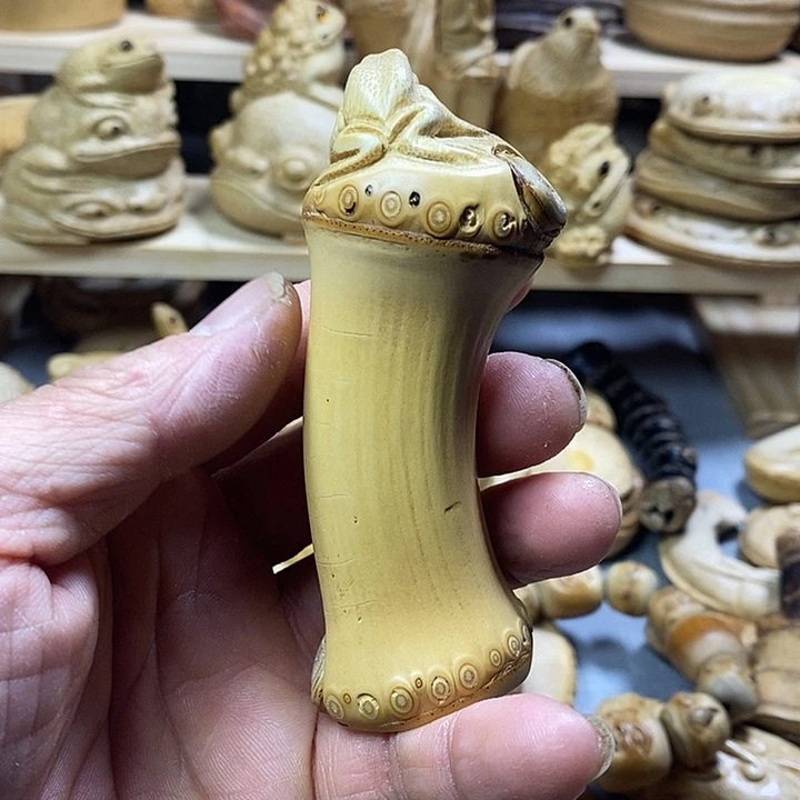竹鞭雕刻小青蛙把件