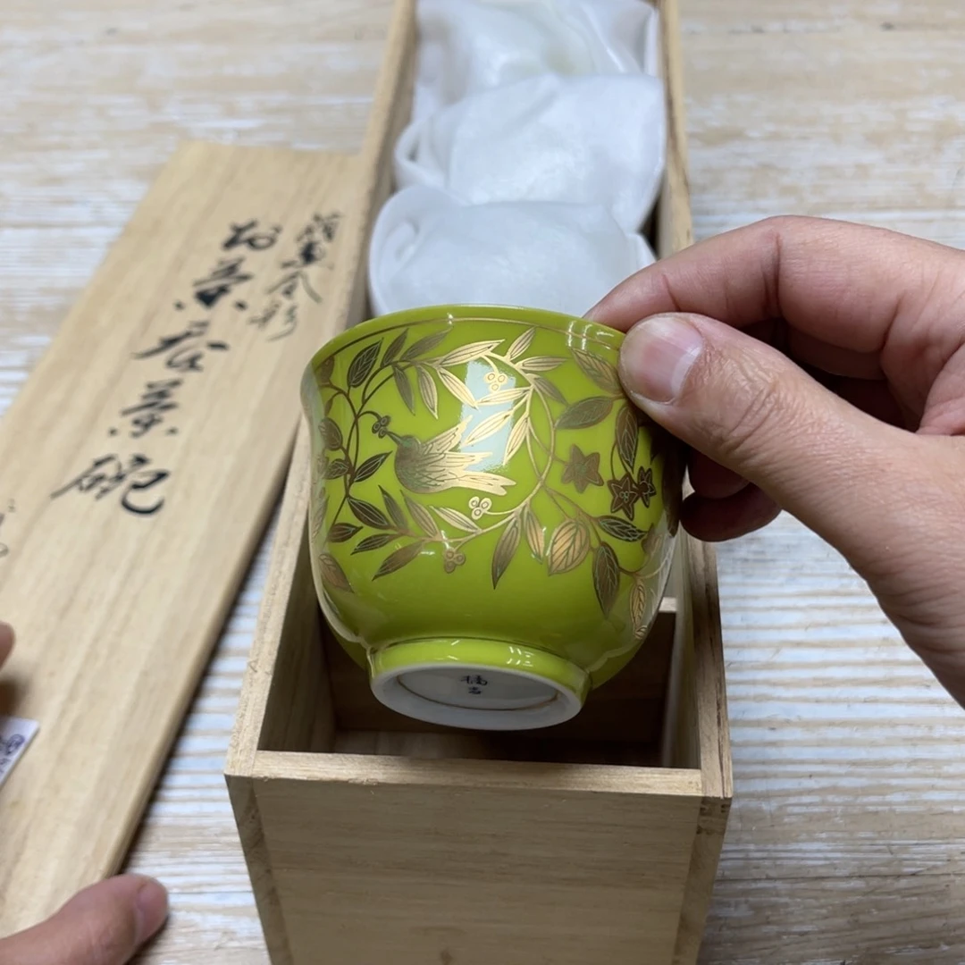 瓷片青**惠密密麻麻地排列着一个