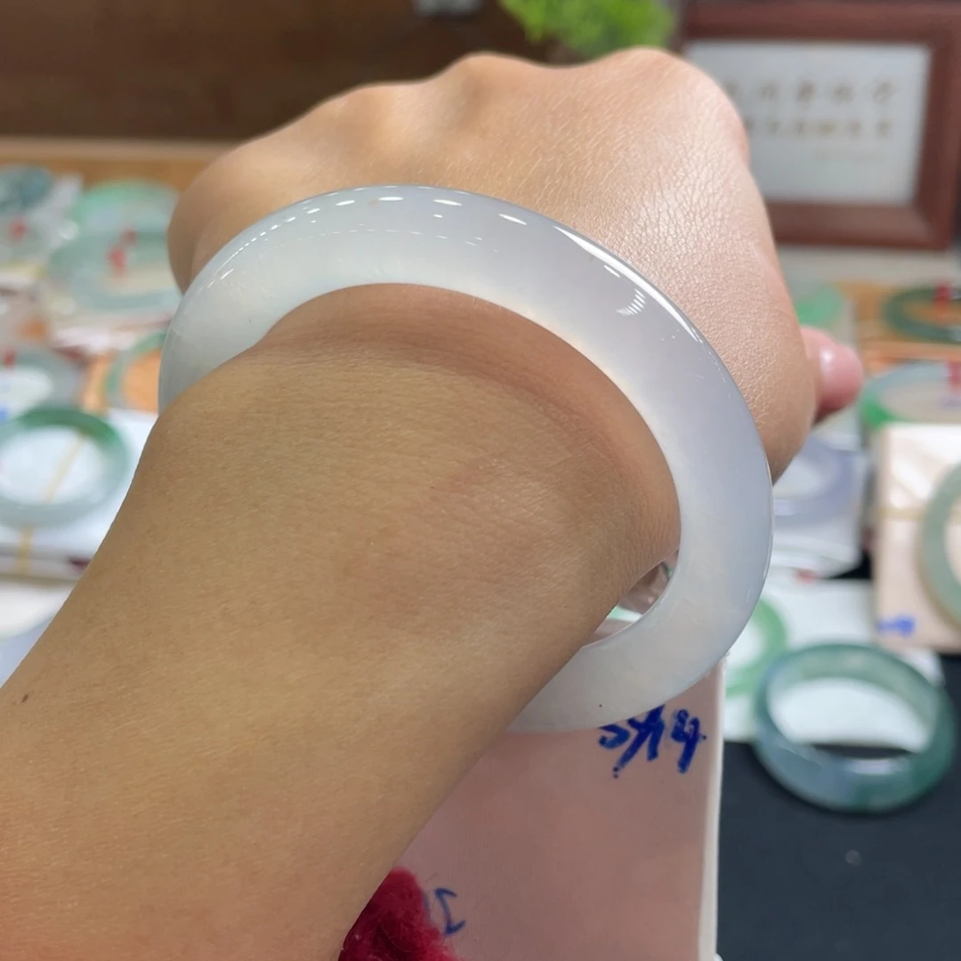 翡翠手镯（圆镯）未镶嵌圆条56起光